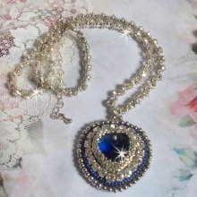 Saphirblau bestickte Halskette mit einem Herz aus Swarovski-Kristall, silbernen Miyuki-Rocailles, Chatons, einem Verschluss und einer Verlängerungskette aus Silber 925/1000